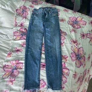 woman’s blue jeans